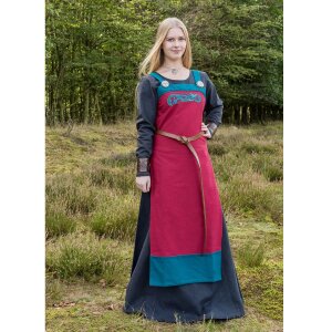 Sur-robe viking avec broderie rouge