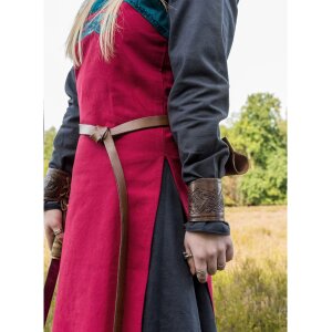 Sur-robe viking avec broderie rouge