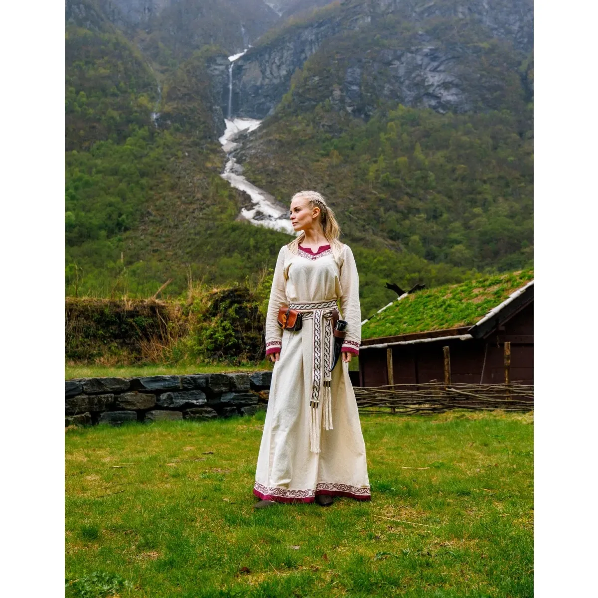Une Viking en robe longue