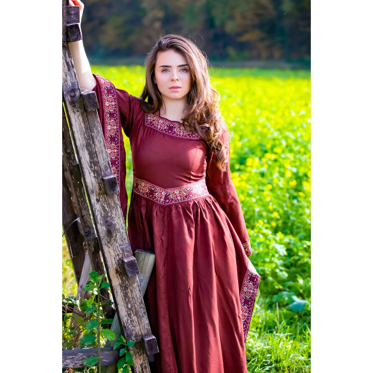 Noble robe en viscose rouge bordeaux