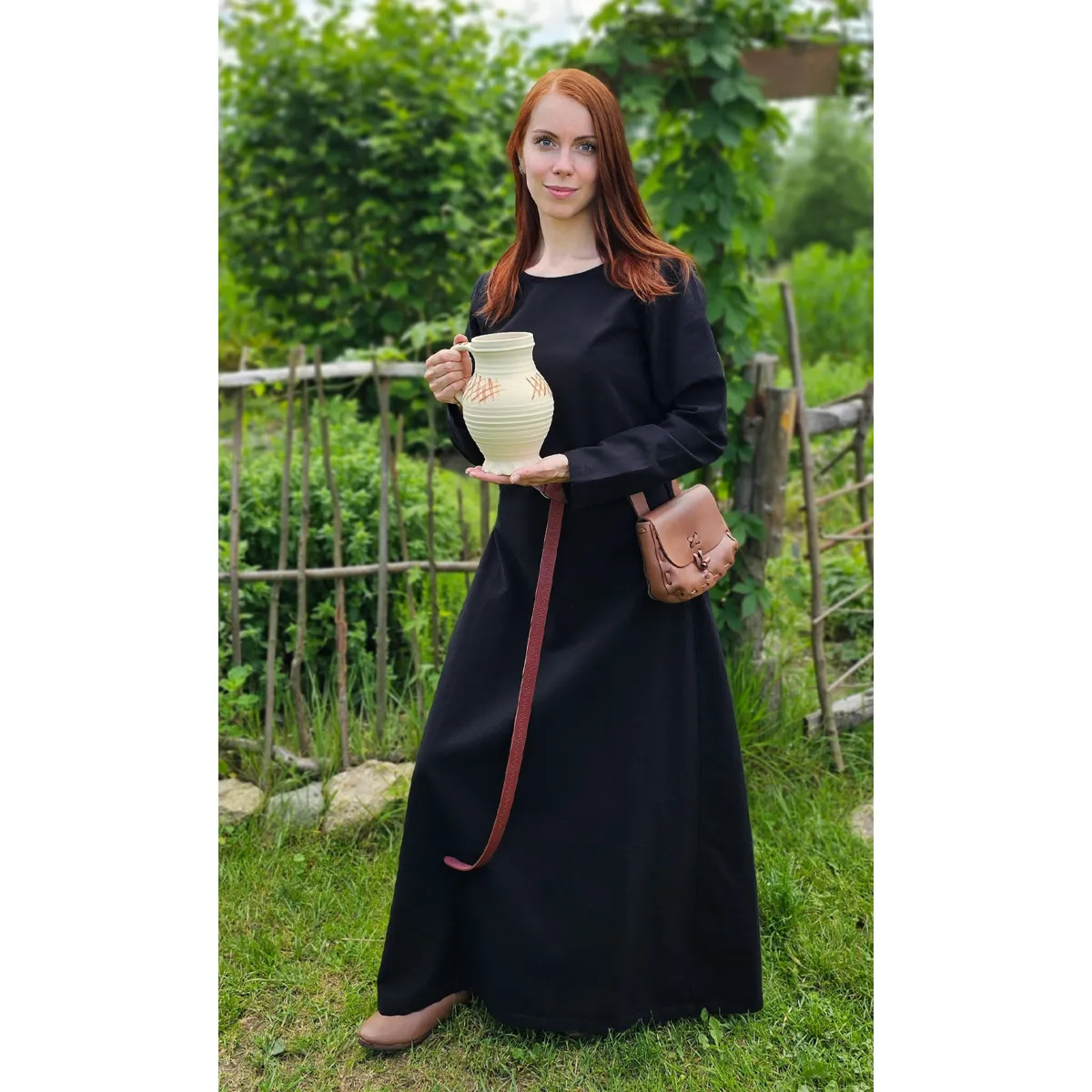 Femme en robe longue noire