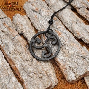 Pendentif triskèle ou triskélion forgé avec bracelet en cuir