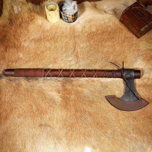 Hache viking forgée à la main avec une...