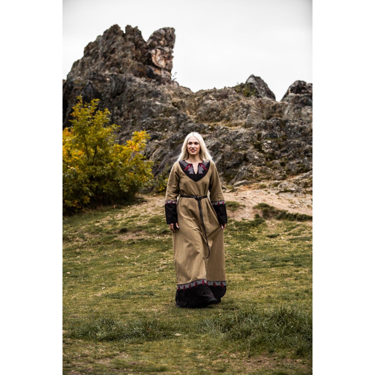 Robe viking coton brodé main col  box