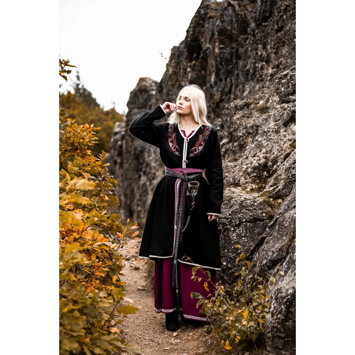 manteau viking noir brodé Urnes & box
