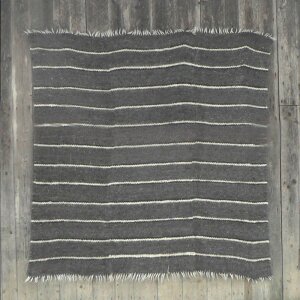 Grande couverture en laine tissée à la main, rayée foncée 210 x 220 cm